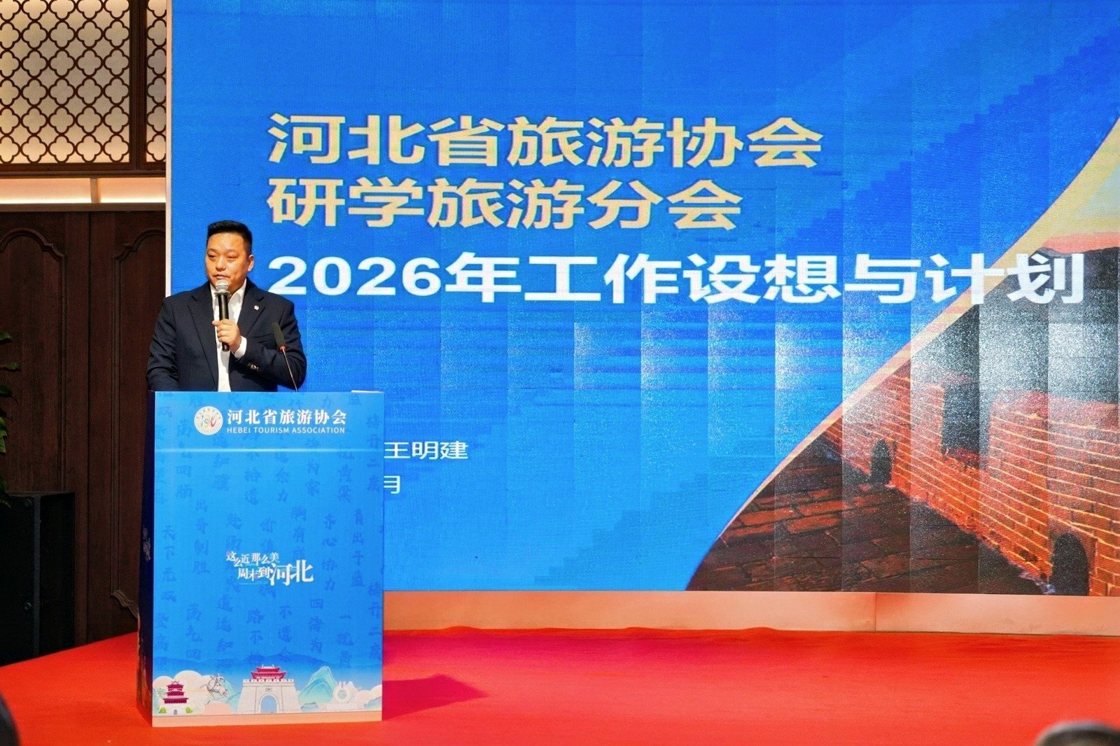 活动组织与会人员观摩了邯郸道历史文化